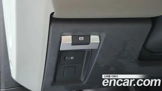 Land Rover Defender 2021 — Photo 8/40