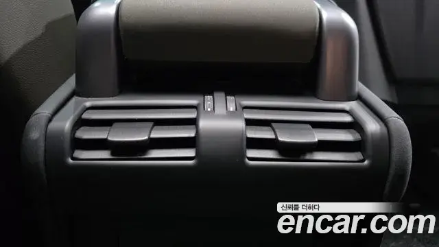 Land Rover Defender 2021 — Photo 32/40