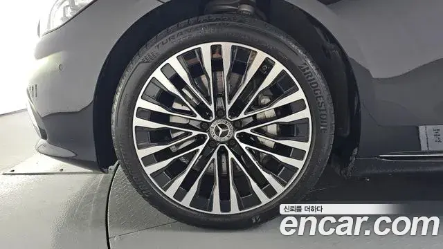 Mercedes-Benz S-Class 2023 — Photo 9/37