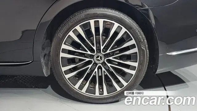 Mercedes-Benz S-Class 2023 — Photo 35/37