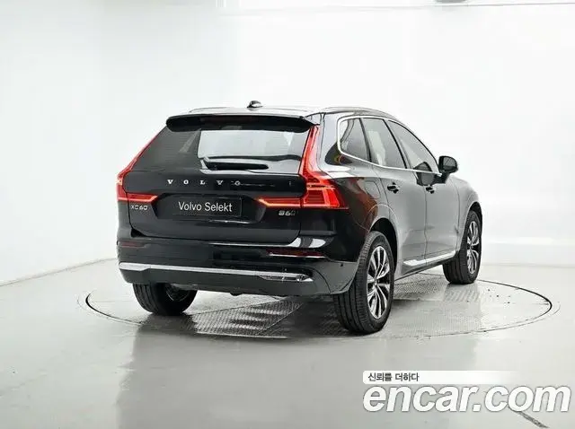 Volvo XC60 2023 — Фото 1/20