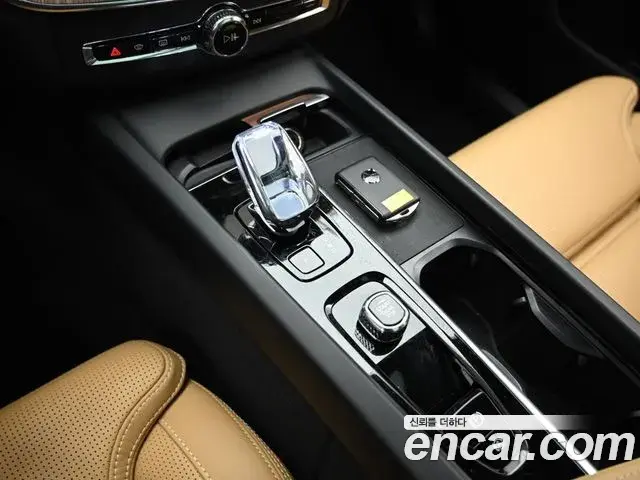 Volvo XC60 2023 — Фото 8/20