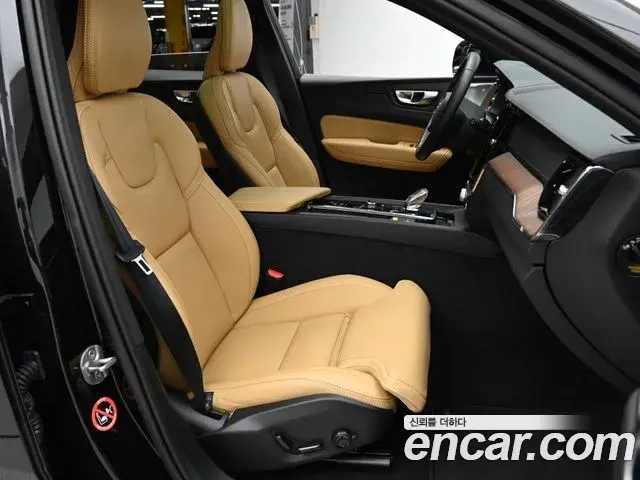 Volvo XC60 2023 — Фото 9/20
