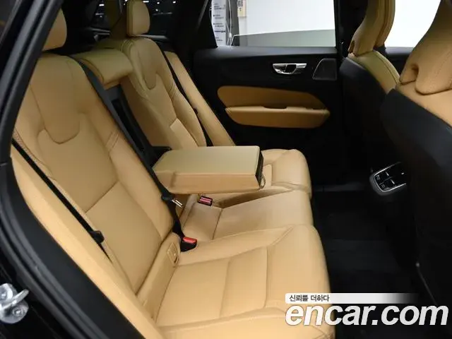 Volvo XC60 2023 — Фото 12/20