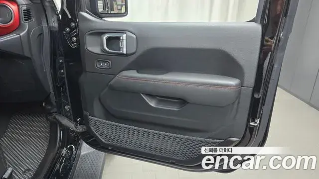 Jeep Wrangler 2020 — ფოტო 22/30
