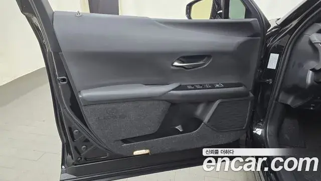 Lexus UX250h 2023 — ფოტო 3/30