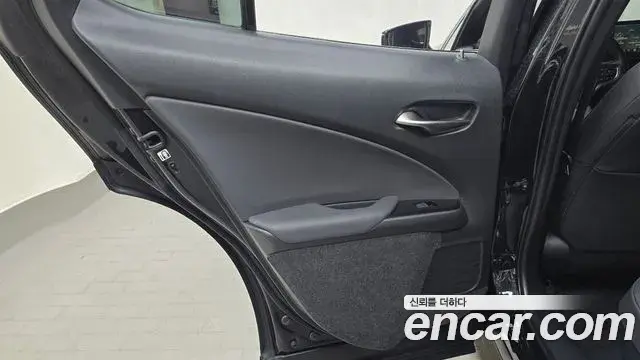 Lexus UX250h 2023 — ფოტო 1/30