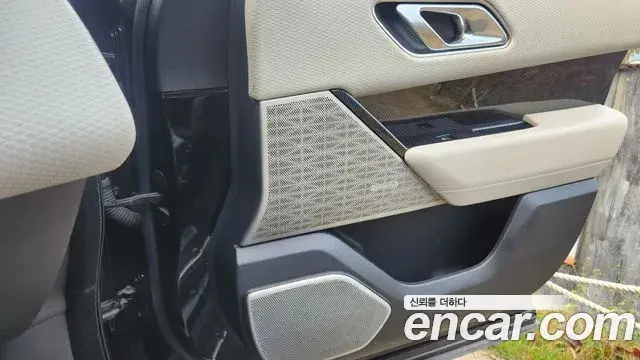 Land Rover Range Rover Velar 2018 — ფოტო 13/19