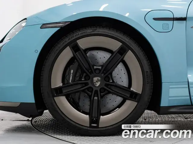 Porsche Taycan 2025 — Photo 12/19