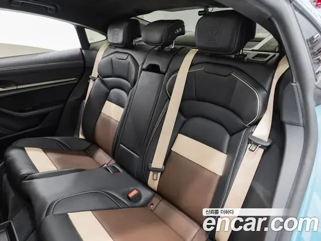Porsche Taycan 2025 — Photo 2/19