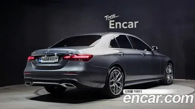 Mercedes-Benz E-Class 2022 — Photo 16/31