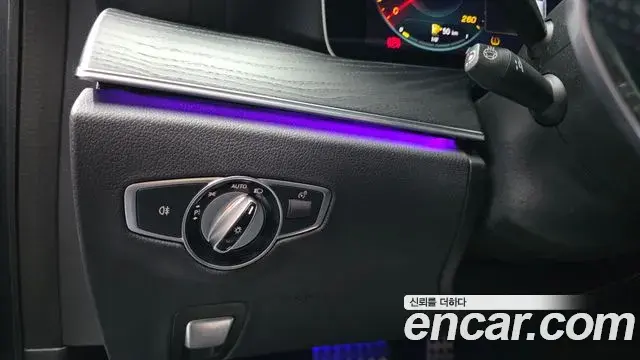 Mercedes-Benz E-Class 2022 — Photo 25/31