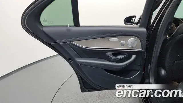 Mercedes-Benz E-Class 2020 — Şəkil 34/36