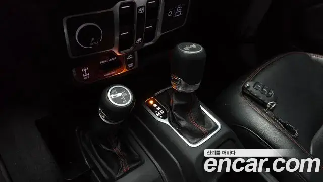 Jeep Wrangler 2021 — ფოტო 23/34