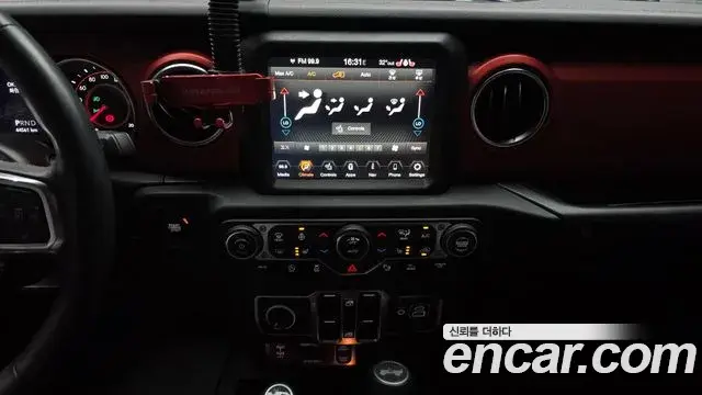Jeep Wrangler 2021 — ფოტო 32/34