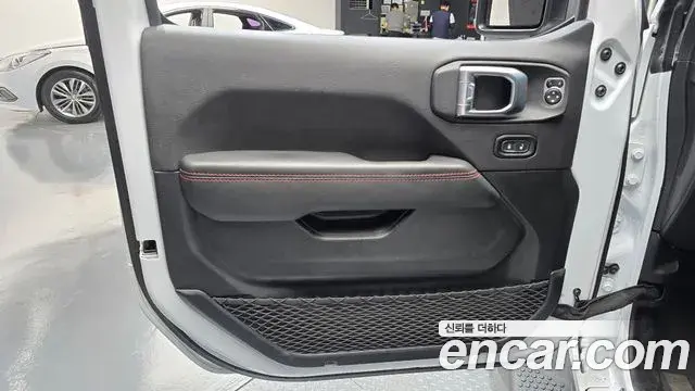 Jeep Wrangler 2021 — ფოტო 33/34