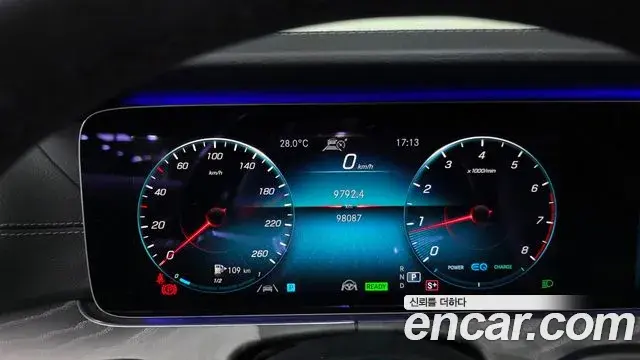 Mercedes-Benz E-Class 2021 — Photo 8/20