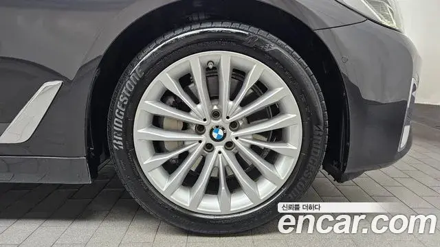 BMW 5 Series 2020 — Photo 30/31