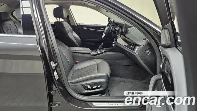 BMW 5 Series 2020 — Photo 11/31