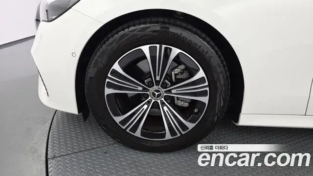 Mercedes-Benz E-Class 2025 — ფოტო 8/31