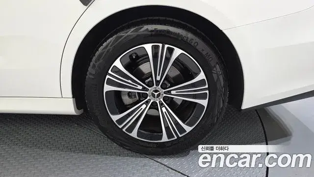 Mercedes-Benz E-Class 2025 — ფოტო 30/31