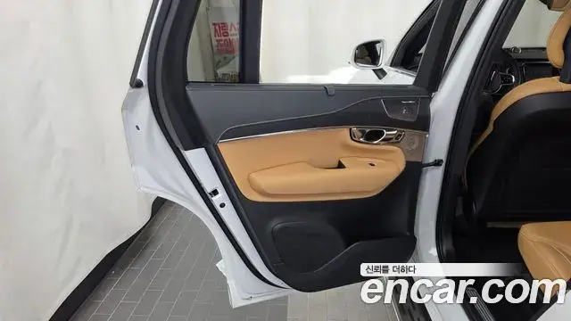 Volvo XC90 2022 — ფოტო 7/37