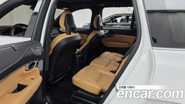 Volvo XC90 2022 — ფოტო 22/37