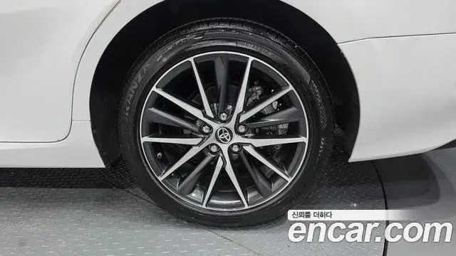 Toyota Camry 2024 — Şəkil 32/36