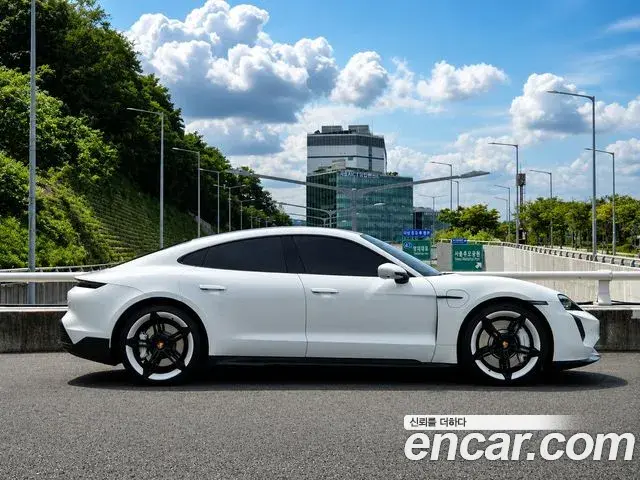 Porsche Taycan 2023 — Photo 11/20