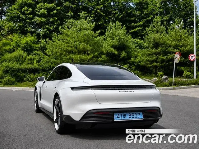 Porsche Taycan 2023 — Photo 9/20