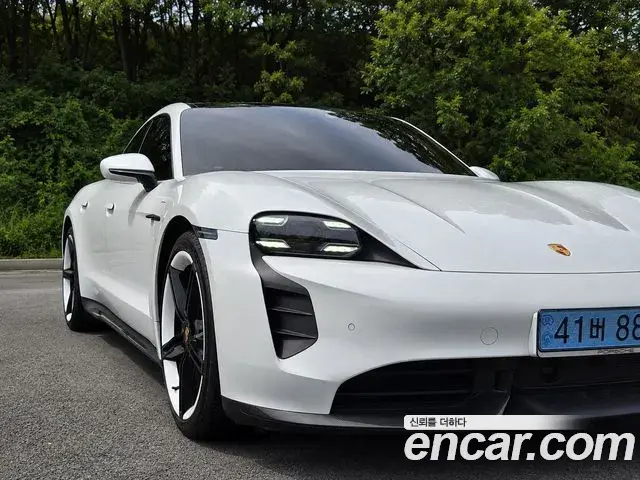 Porsche Taycan 2023 — Photo 7/20