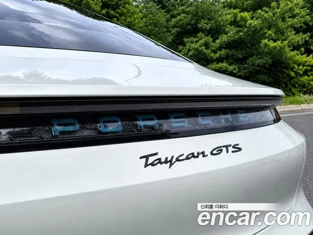 Porsche Taycan 2023 — Photo 1/20