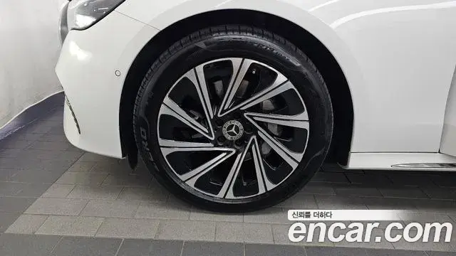 Mercedes-Benz E-Class 2024 — ფოტო 27/33