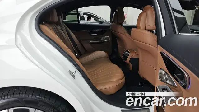 Mercedes-Benz E-Class 2024 — ფოტო 22/33