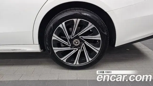 Mercedes-Benz E-Class 2024 — ფოტო 24/33