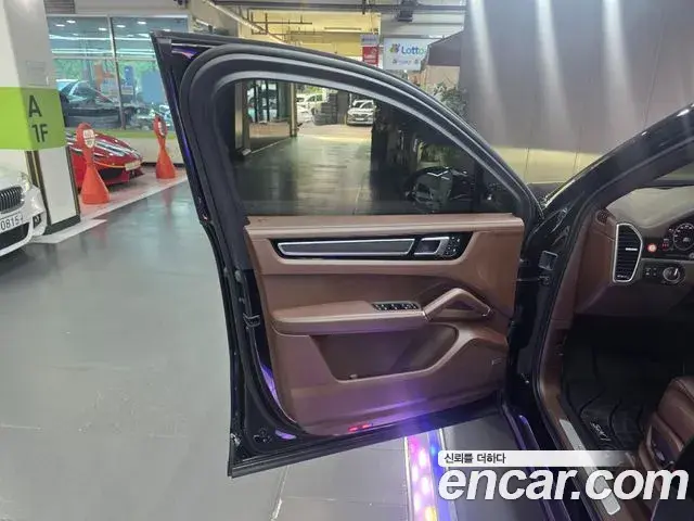 Porsche Cayenne 2023 — Photo 9/20