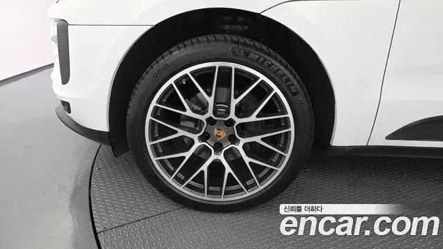 Porsche Macan 2021 — ფოტო 3/34