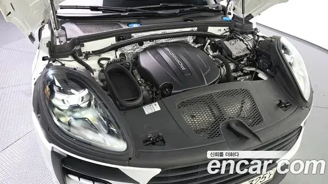 Porsche Macan 2021 — ფოტო 1/34