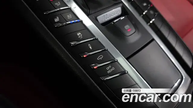 Porsche Macan 2021 — ფოტო 25/34