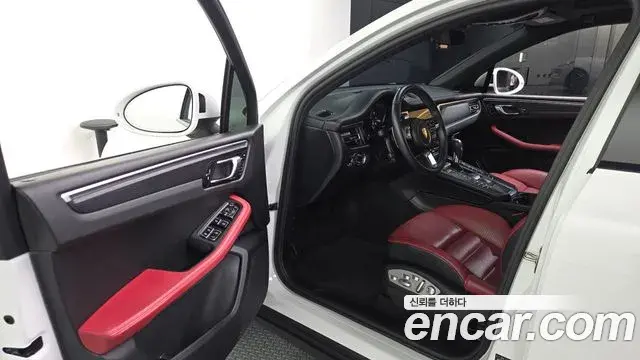 Porsche Macan 2021 — ფოტო 33/34