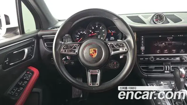 Porsche Macan 2021 — ფოტო 15/34