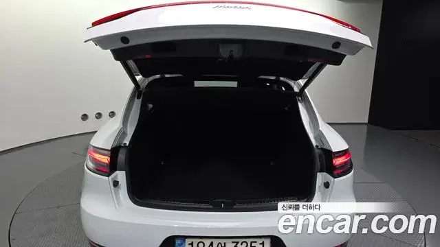 Porsche Macan 2021 — ფოტო 18/34