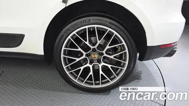 Porsche Macan 2021 — ფოტო 32/34