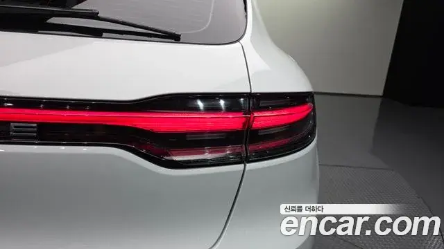 Porsche Macan 2021 — ფოტო 24/34