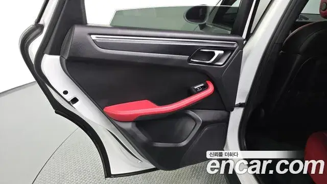 Porsche Macan 2021 — ფოტო 26/34