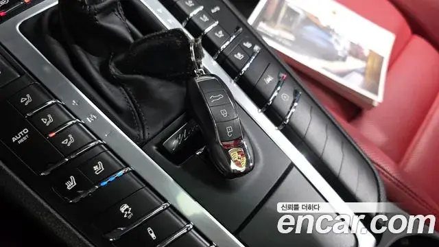 Porsche Macan 2021 — ფოტო 13/34