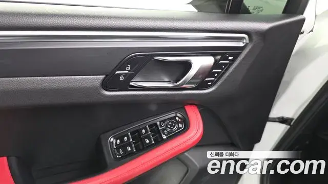 Porsche Macan 2021 — ფოტო 16/34