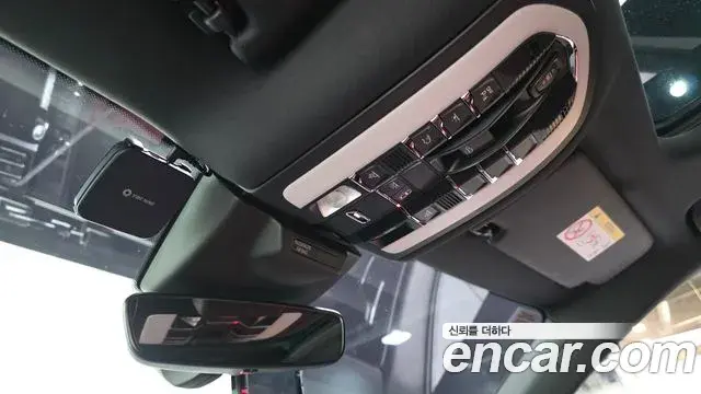 Porsche Macan 2021 — ფოტო 31/34