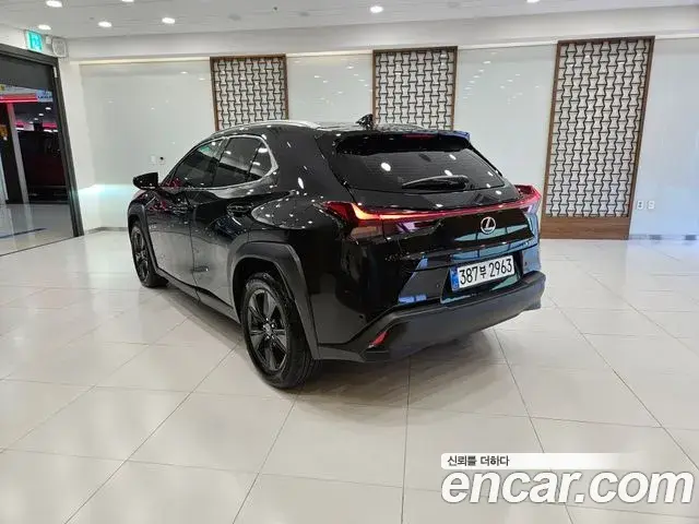 Lexus UX300h 2026 — Photo 13/15