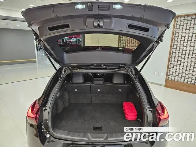 Lexus UX300h 2026 — Photo 2/15
